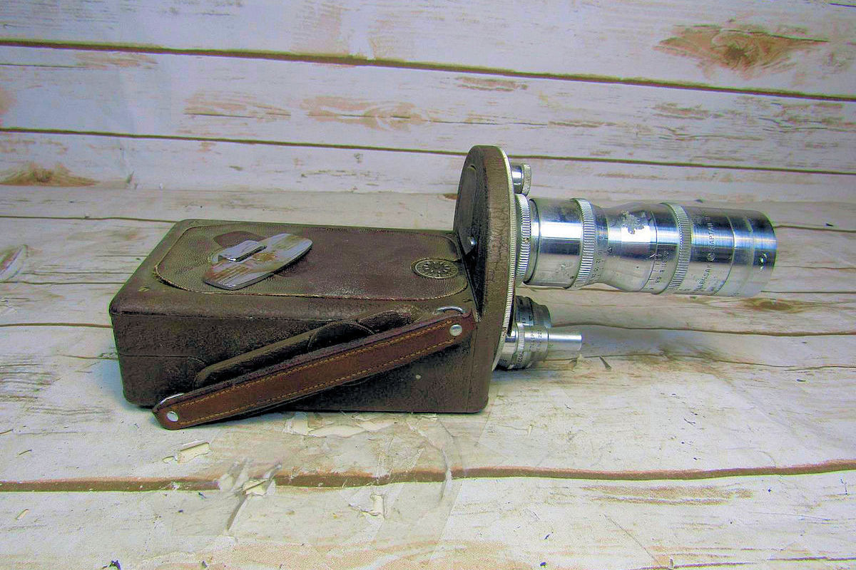 Camera Bell & Howell Filmo Auto Master- vue dessous