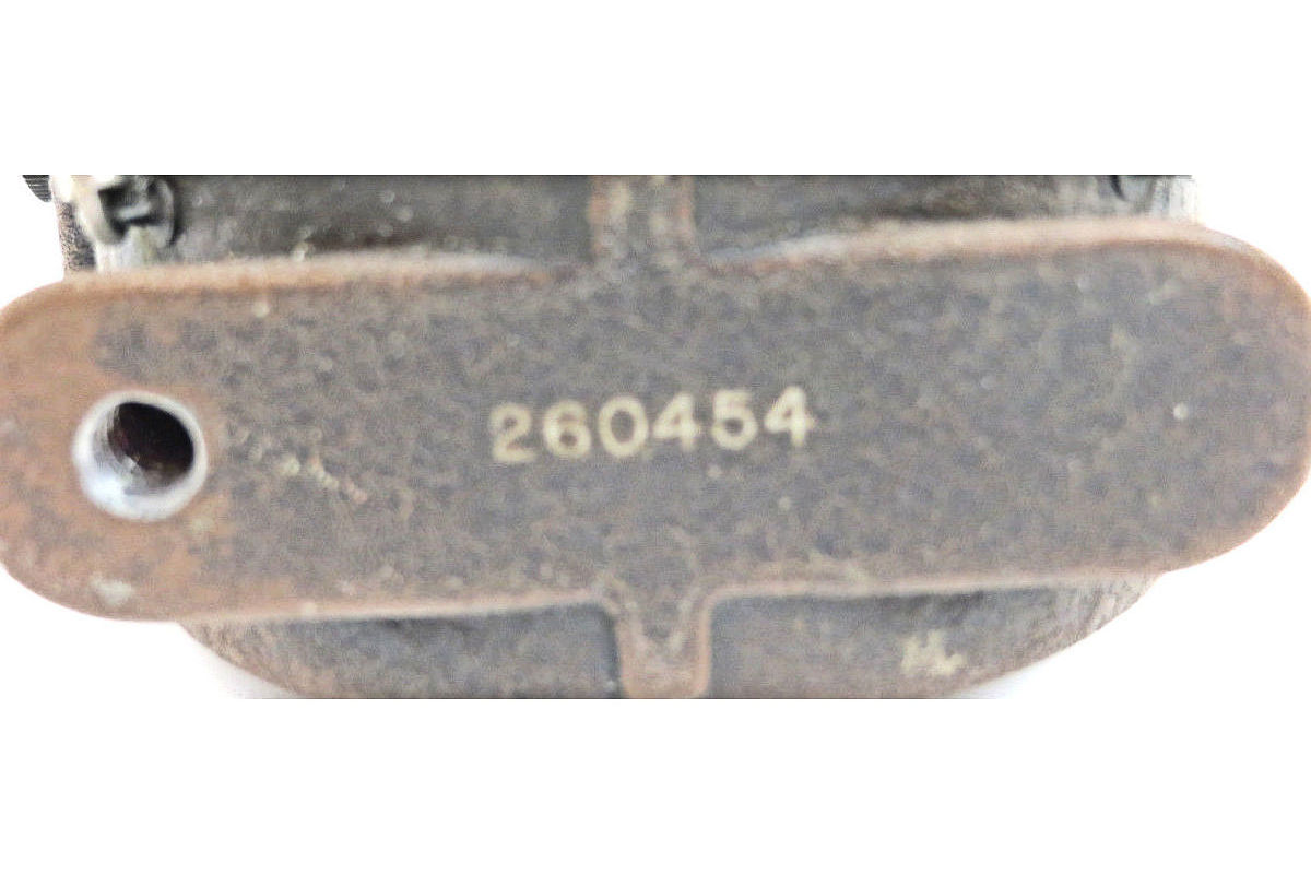 Camera Bell & Howell Filmo Straight Eight - vue face couchée